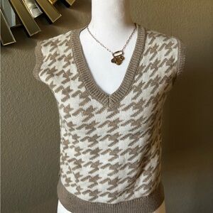 Jessica Simpson Cream & Tan Houndstooth V-Neck Sweater Vest
